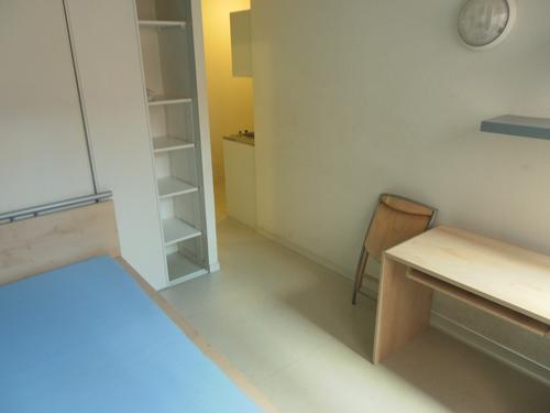 pièce principale meublée : 1 lit 1 personne , 1 table, 2 chaises, 1 bureau et 1 placard penderie/étagères
kitchenette équipée : 1 évier, 2 plaques électriques, 1 frigo et placards de cuisine